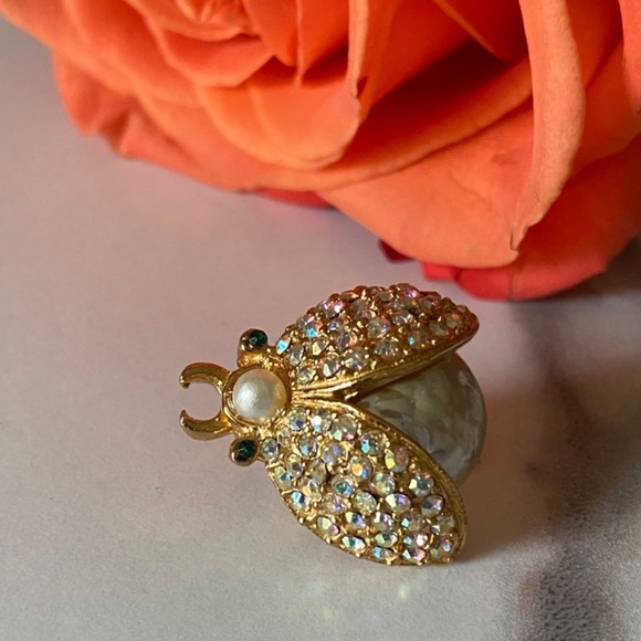 Vintage bee brooch with Pearl and aurora Borealis style crystals gold tone - Picture 4 of 5